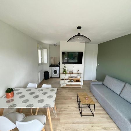 Appartement Avec Loggia Et Parking Prive Louviers Exterior photo