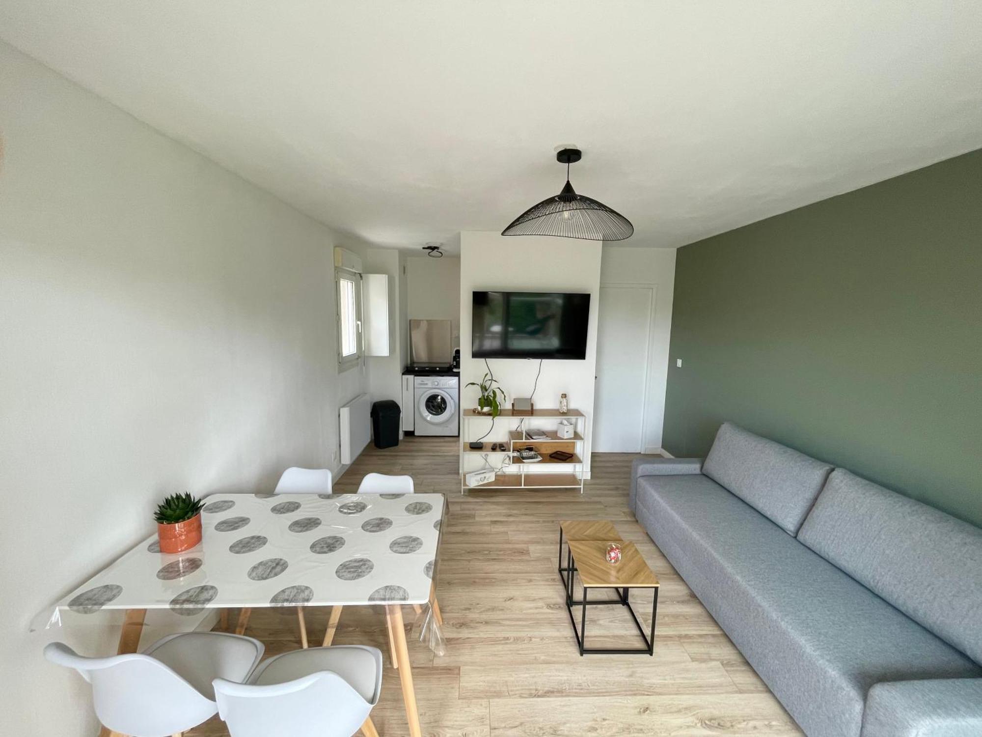 Appartement Avec Loggia Et Parking Prive Louviers Exterior photo