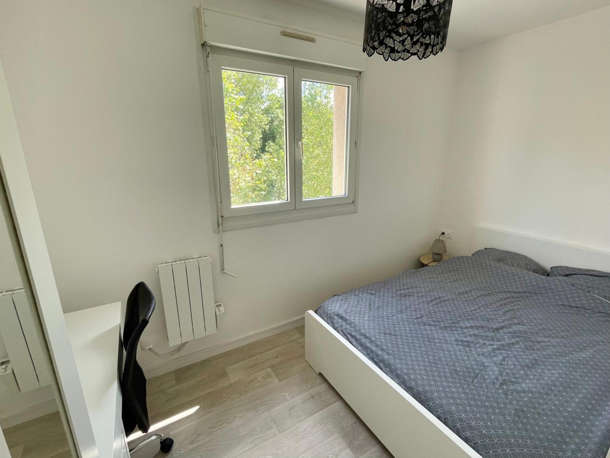 Appartement Avec Loggia Et Parking Prive Louviers Exterior photo
