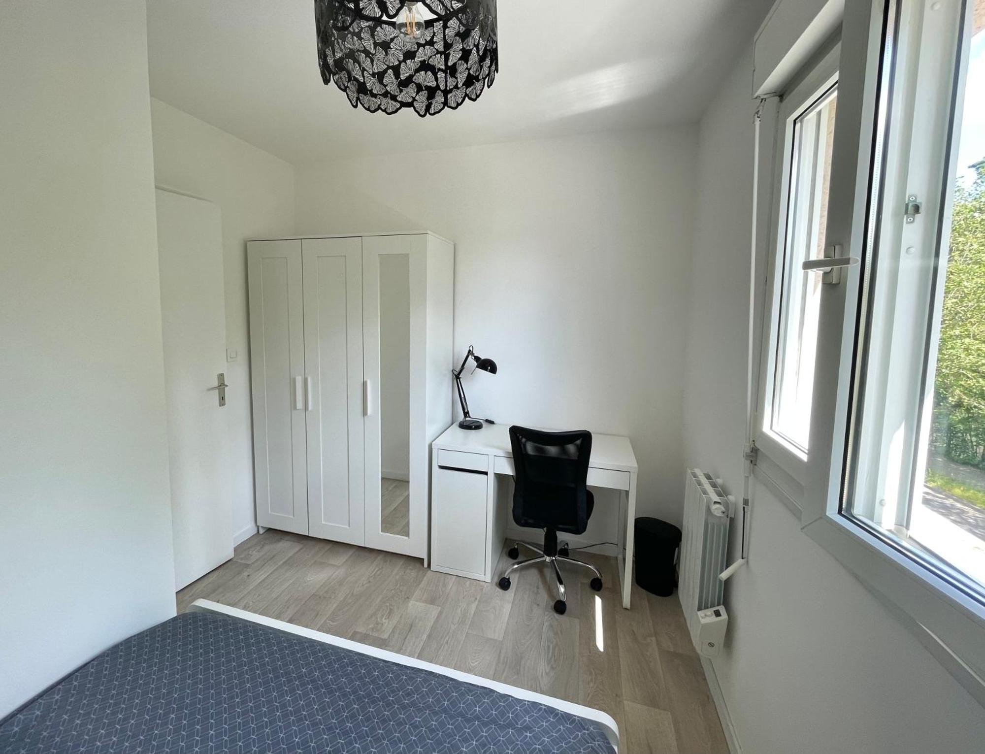 Appartement Avec Loggia Et Parking Prive Louviers Exterior photo